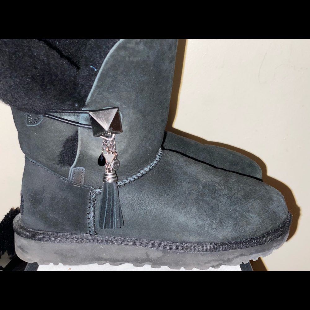 Uggs - image 1